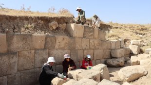 Van'daki antik kentte 4 metre genişlik ve 6 metre yüksekliğinde sur ortaya çıkarıldı