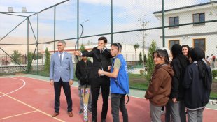 Gönüllü gençler Kale'de etkinlik düzenledi