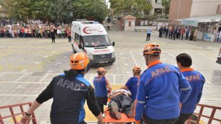 Elazığ'da yapılan deprem tatbikatı gerçeği aratmadı, öğrenciler meraklı gözlerle izledi