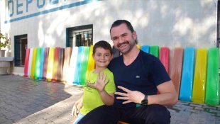 Sokaktaki rengarenk buz kalıplarını görenler şaşkınlığını gizleyemedi