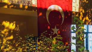 Şehit İbrahim Han'ın Van'daki evine Türk bayrakları asıldı