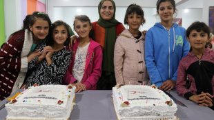 Ağrı'da ailelerinden uzakta pansiyonda kalan kız öğrencilere yaş pasta sürprizi