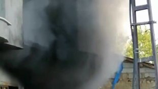 Yüksekova'da 5 katlı binada çıkan yangın korkuttu