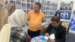 Dr. Mehmet Yavuz kitaplarını imzaladı