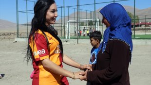 Dalbahçe köyünün ilk kadın muhtarı Meryem Önkür, köyüne halı saha, park ve kütüphane kazandırdı