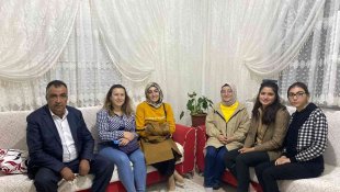 Ağrı'da öğretmenler, öğrenci ailelerinin kapısını çalarak evlerine konuk oluyor