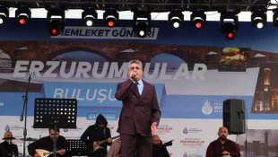 Vahit Alkır sahne performansıyla ayakta alkışlandı