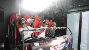 Depremzede çocuklar ilk kez 7D sinemayla tanıştı