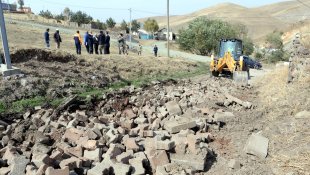 Ardahan Valisi Öner, depremden etkilenen köylerdeki altyapı çalışmalarını inceledi