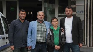 10 yaşındaki çocuk yerde bulduğu 50 bin TL'lik altını sahibine teslim etti