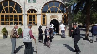 Harakani Hazretleri'nin türbesi kandilde doldu taştı