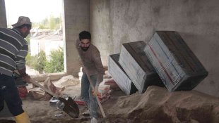 İnşaat işçisi ilk şiir kitabını çıkardı