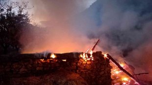 Hakkari'de 15 ton saman ve 250 bağ ot yandı