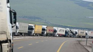 Aktaş'ta 7 kilometrelik tır kuyruğu oluştu