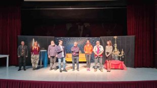 Hakkari'de "Komiği Düşünüldü" adlı tiyatro oyunu sahnelendi