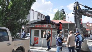Kars'ta kaldırımlardaki büfeler kaldırılıyor