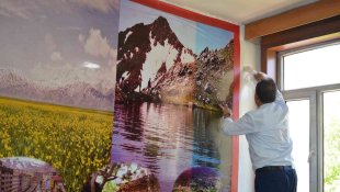 Müdür Demir eline fırçayı alıp zabıta odasını boyadı