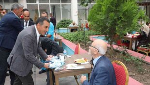 Vali Öksüz'den huzurevine anlamlı ziyaret