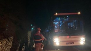 Tur otobüsü yolda kaldı, vatandaşların imdadına jandarma yetişti