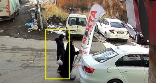 Araba çarpmasın diye yolu kontrol ederken reklam direğine çarptı