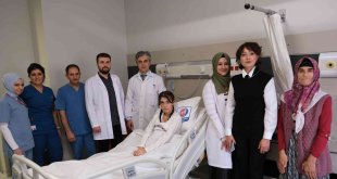 Görme kaybı yaşayan genç kız kapalı beyin ameliyatı ile sağlığına kavuştu