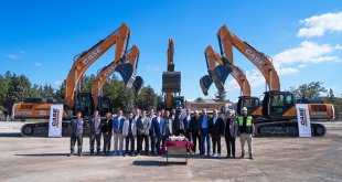 TürkTraktör'den Cacimler İnşaat'a 35'inci iş makinesi teslimatı