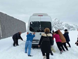 Nemrut Dağı'nda mahsur kalan 14 turist kurtarıldı