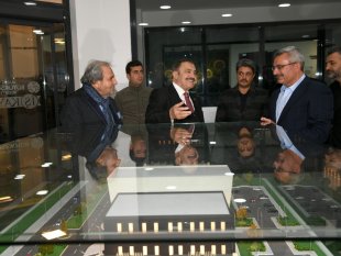 Eroğlu'ndan Dünya Kayısı Ticaret Merkezine övgü