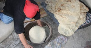 Erzincan kırsalında kadınların tandırda kışlık ekmek mesaisi