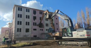 Kümbetin görünüşünü bozan yurt binasının yıkım çalışmaları başladı