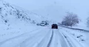 Bitlis'te kar yağdı, çok sayıda araç yolda kaldı
