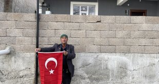 Zihinsel engelli Ercan'ın koynunda taşıdığı bayrak artık evinin önünde dalgalanıyor