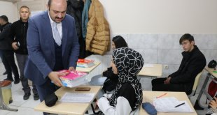 Aziziye Belediyesinden öğrencilere kaynak kitap desteği