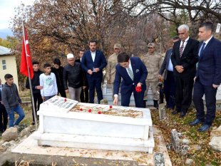 Şehit öğretmen Yaşar Uytun, mezarı başında anıldı