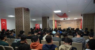 Erzincan'da KYK'da kalan üniversite öğrencilerine konferans