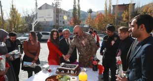Hakkari Emniyeti'nden öğretmenlere sürpriz hediyeler