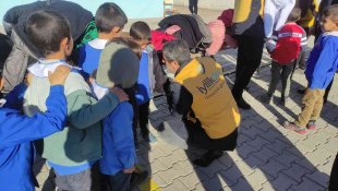 Doğubayazıt'ta "Bin Mont Bin Bot" kampanyası ile öğrencilere destek