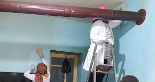 Evlerini temizledikleri yaşlılara moral verip hayır dualarını alıyorlar