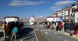 Kars'ta öğrencilere uygulamalı trafik eğitimi verildi