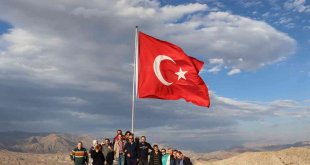 Şehit öğretmenlere vefa: İsimlerini bayrak direğine yazıp dağın tepesine diktiler