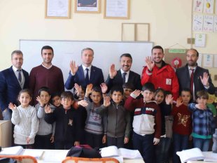 Öğrencisini okul sırasından öğretmen masasına taşıyan öğretmenden duygusal sürpriz