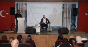 Sanatçı Metin Şentürk, üniversite öğrencilerini hem eğlendirdi hem de hayat tecrübelerini paylaştı