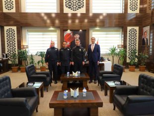 Otobüs yangınına müdahale eden iki polise Emniyet Müdürü Tuncer'den teşekkür