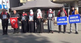 Evlatları için HDP önünde nöbet tutan anne: 'Evlatlarımızı HDP'den, PKK'dan istiyoruz'