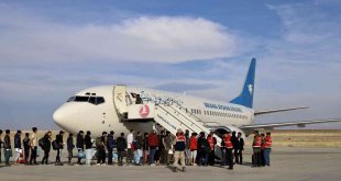 Ağrı'da sınır dışı edilen 136 Afgan göçmen, uçakla ülkelerine gönderildi