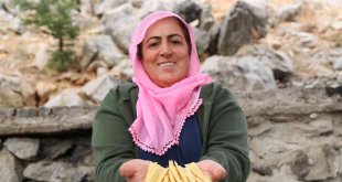 25 yıldır mum satarak evini geçindiriyor