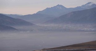 Tatvan'da oluşan sis bulutu adeta şehri görünmez hale getirdi