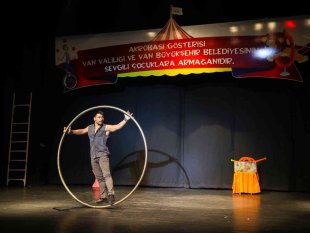 Van'da çocuklar için akrobasi gösterisi düzenlendi