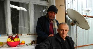 Kafasına vurulan elmanın rengini ve cinsini biliyor