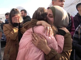 Rusya sınırından tahliye edilen ve 4 çocuğuna kavuşan Ahıska Türkü anne: 'Erdoğan babamdan Allah razı olsun'